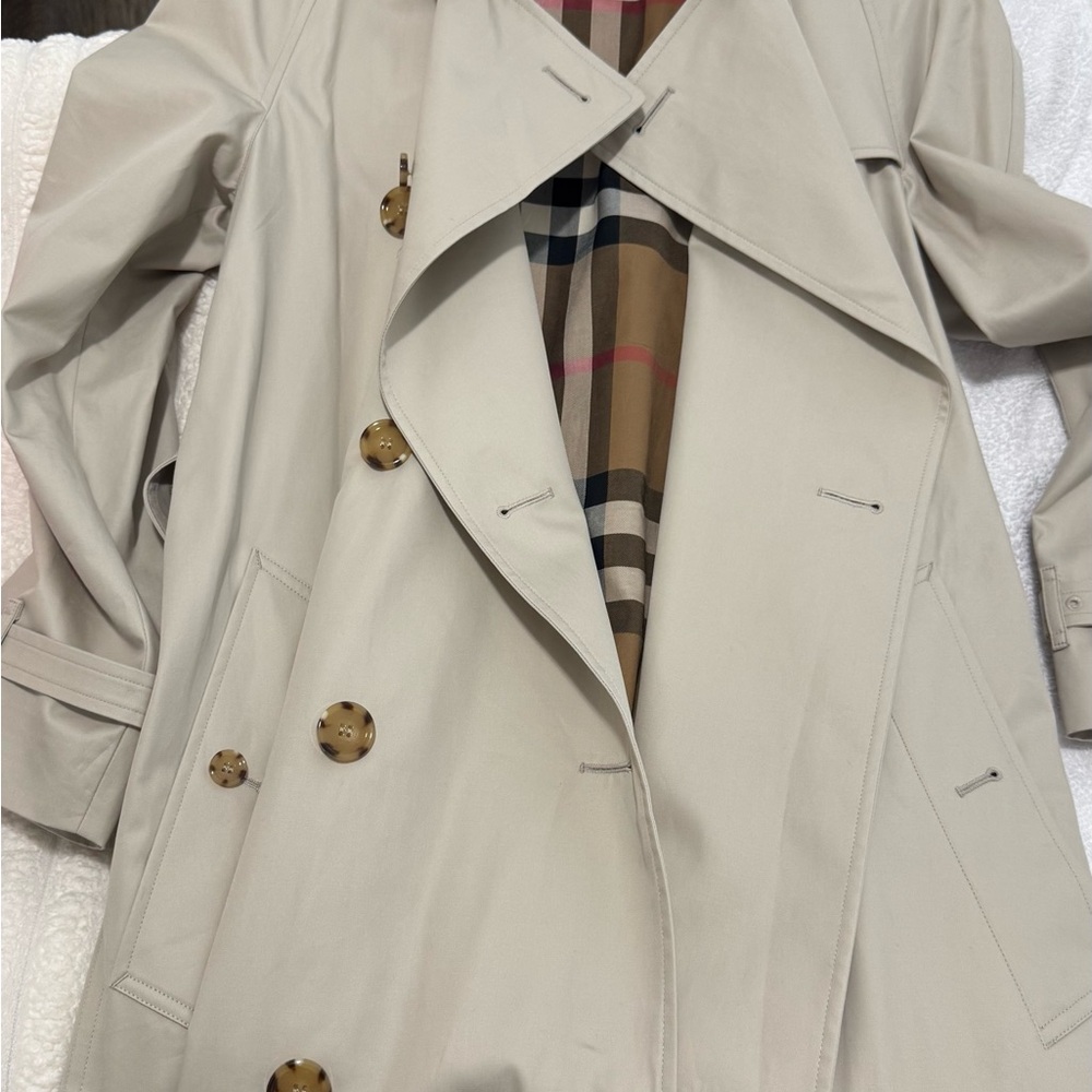 Burberry Light Tan Trench Coat with Check Lining - Picture 2 of 13